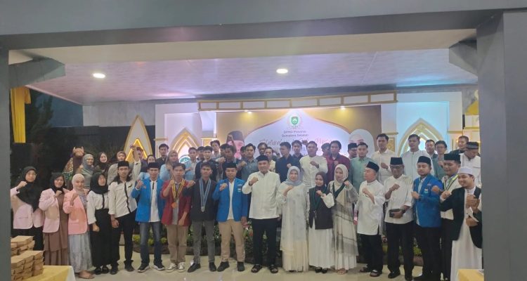 Ketua DPRD Sumsel Andie Dinialdie berfoto bersama mahasiswa BEM dan organisasi Cipayung Plus dalam acara silaturahmi dan buka puasa bersama
