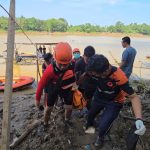 Tim gabungan BPBD Muba dan Basarnas mengevakuasi jenazah korban tenggelam di tepian Sungai Musi Sekayu.