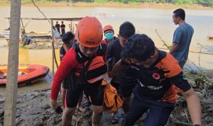 Tim gabungan BPBD Muba dan Basarnas mengevakuasi jenazah korban tenggelam di tepian Sungai Musi Sekayu.