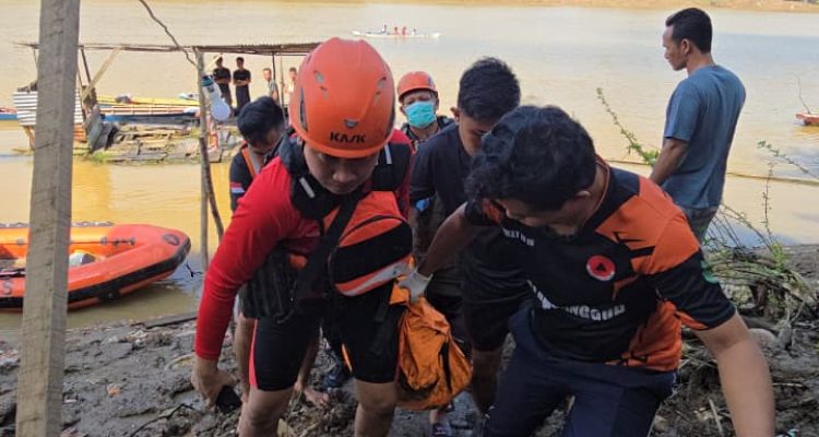 Tim gabungan BPBD Muba dan Basarnas mengevakuasi jenazah korban tenggelam di tepian Sungai Musi Sekayu.