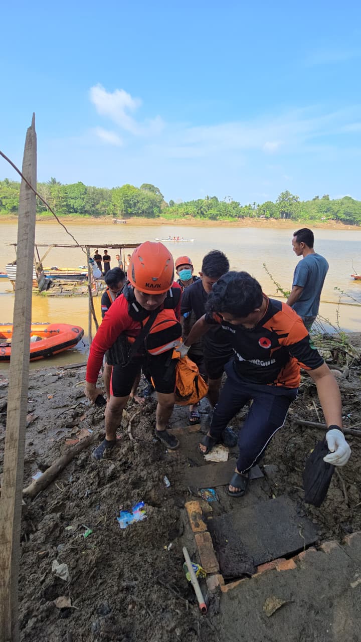 Tim gabungan BPBD Muba dan Basarnas mengevakuasi jenazah korban tenggelam di tepian Sungai Musi Sekayu.
