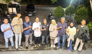 Pengurus dan anggota DPC PJS Banyuasin berfoto bersama usai kegiatan buka puasa bersama di RM Tahu Sumedang Kayuara Kuning.