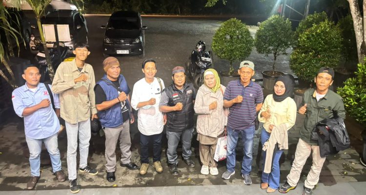 Pengurus dan anggota DPC PJS Banyuasin berfoto bersama usai kegiatan buka puasa bersama di RM Tahu Sumedang Kayuara Kuning. Pengurus dan anggota DPC PJS Banyuasin berfoto bersama usai kegiatan buka puasa bersama di RM Tahu Sumedang Kayuara Kuning.