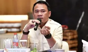 Ketua DPRD Sumsel Andie Dinialdie memberikan keterangan terkait klarifikasi pengadaan fasilitas rumah dinas.