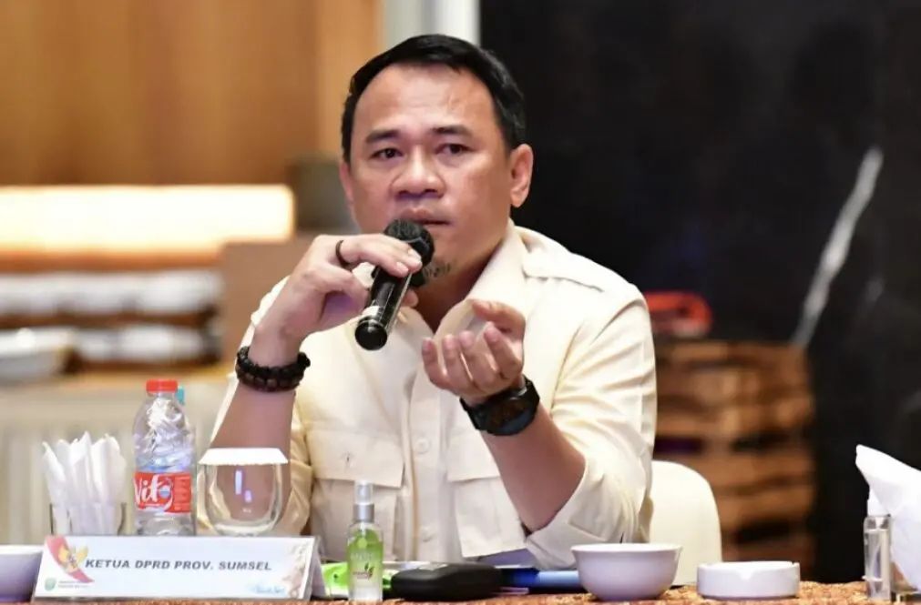 Ketua DPRD Sumsel Andie Dinialdie memberikan keterangan terkait klarifikasi pengadaan fasilitas rumah dinas. Ketua DPRD Sumsel Andie Dinialdie memberikan keterangan terkait klarifikasi pengadaan fasilitas rumah dinas.
