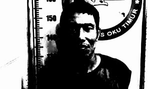 Tersangka pengedar sabu berinisial ES (36) diamankan Satresnarkoba Polres OKU Timur saat patroli hunting.