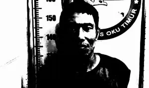 Tersangka pengedar sabu berinisial ES (36) diamankan Satresnarkoba Polres OKU Timur saat patroli hunting.