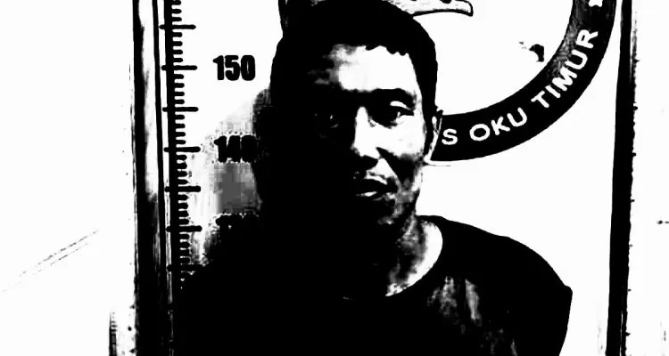 Tersangka pengedar sabu berinisial ES (36) diamankan Satresnarkoba Polres OKU Timur saat patroli hunting.