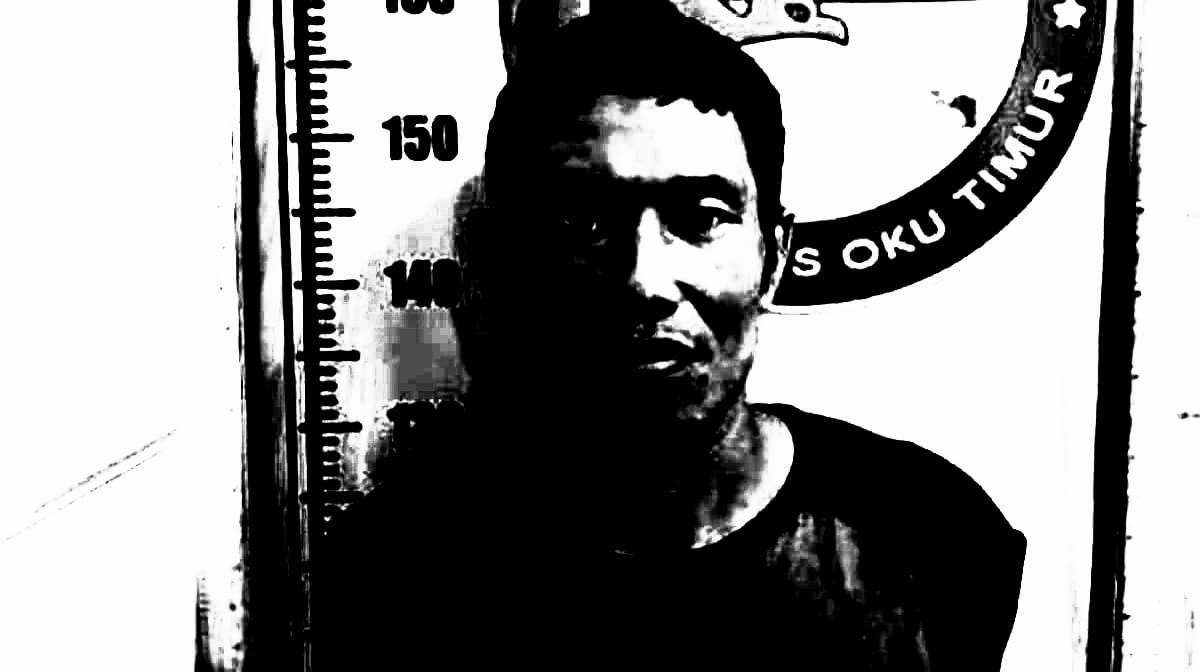 Tersangka pengedar sabu berinisial ES (36) diamankan Satresnarkoba Polres OKU Timur saat patroli hunting. Tersangka pengedar sabu berinisial ES (36) diamankan Satresnarkoba Polres OKU Timur saat patroli hunting.