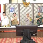 Ketua DPRD Sumsel saat menghadiri Rapat Koordinasi Lintas Sektoral Operasi Ketupat Musi 2026 bersama Forkopimda di Griya Agung Palembang. Ketua DPRD Sumsel saat menghadiri Rapat Koordinasi Lintas Sektoral Operasi Ketupat Musi 2026 bersama Forkopimda di Griya Agung Palembang.