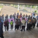 Massa aksi Generasi Muda Institut (GMI) saat menggelar demonstrasi di halaman kantor DPRD Sumsel terkait rencana pengadaan fasilitas mewah. Massa aksi Generasi Muda Institut (GMI) saat menggelar demonstrasi di halaman kantor DPRD Sumsel terkait rencana pengadaan fasilitas mewah.