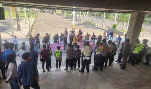 Massa aksi Generasi Muda Institut (GMI) saat menggelar demonstrasi di halaman kantor DPRD Sumsel terkait rencana pengadaan fasilitas mewah.