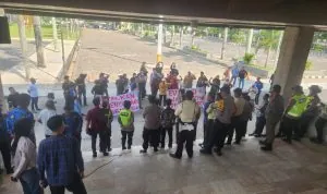 Massa aksi Generasi Muda Institut (GMI) saat menggelar demonstrasi di halaman kantor DPRD Sumsel terkait rencana pengadaan fasilitas mewah.