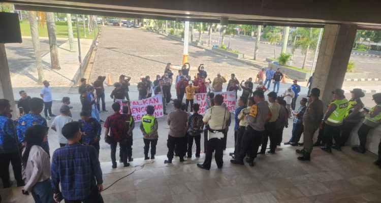 Massa aksi Generasi Muda Institut (GMI) saat menggelar demonstrasi di halaman kantor DPRD Sumsel terkait rencana pengadaan fasilitas mewah.