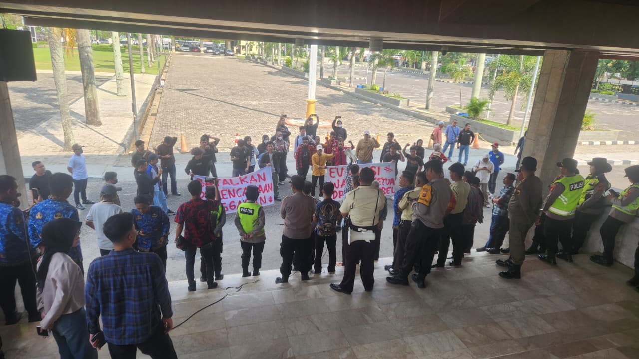 Massa aksi Generasi Muda Institut (GMI) saat menggelar demonstrasi di halaman kantor DPRD Sumsel terkait rencana pengadaan fasilitas mewah. Massa aksi Generasi Muda Institut (GMI) saat menggelar demonstrasi di halaman kantor DPRD Sumsel terkait rencana pengadaan fasilitas mewah.