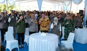 Kapolda Sumsel Sandi Nugroho dan Gubernur Herman Deru saat meninjau penyaluran beras dalam Gerakan Pangan Murah Polri di Gudang Bulog Sukamaju.