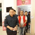 Tersangka korupsi Dana Desa Sebokor berinisial A saat digiring tim penyidik Pidsus Kejari Banyuasin. Tersangka korupsi Dana Desa Sebokor berinisial A saat digiring tim penyidik Pidsus Kejari Banyuasin.