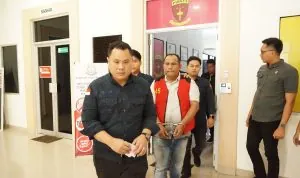 Tersangka korupsi Dana Desa Sebokor berinisial A saat digiring tim penyidik Pidsus Kejari Banyuasin.