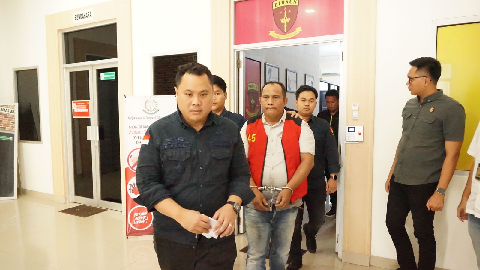 Tersangka korupsi Dana Desa Sebokor berinisial A saat digiring tim penyidik Pidsus Kejari Banyuasin. Tersangka korupsi Dana Desa Sebokor berinisial A saat digiring tim penyidik Pidsus Kejari Banyuasin.