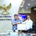 Gubernur Sumsel Herman Deru menerima sertifikat HPL Mozaik 5 dan 6 dari perwakilan ATR BPN untuk pengembangan Pelabuhan Tanjung Carat.