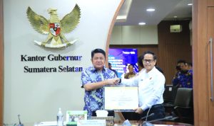 Gubernur Sumsel Herman Deru menerima sertifikat HPL Mozaik 5 dan 6 dari perwakilan ATR BPN untuk pengembangan Pelabuhan Tanjung Carat.