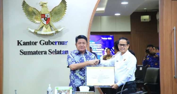 Gubernur Sumsel Herman Deru menerima sertifikat HPL Mozaik 5 dan 6 dari perwakilan ATR BPN untuk pengembangan Pelabuhan Tanjung Carat.
