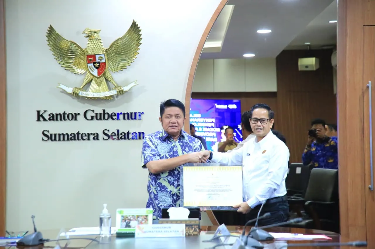 Gubernur Sumsel Herman Deru menerima sertifikat HPL Mozaik 5 dan 6 dari perwakilan ATR BPN untuk pengembangan Pelabuhan Tanjung Carat. Gubernur Sumsel Herman Deru menerima sertifikat HPL Mozaik 5 dan 6 dari perwakilan ATR BPN untuk pengembangan Pelabuhan Tanjung Carat.