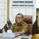 Sekretaris Daerah Provinsi Sumatera Selatan H. Edward Candra saat mengikuti Rakor Pengendalian Inflasi 2026 secara daring dari Command Center Pemprov Sumsel.