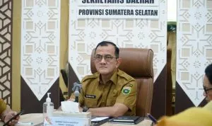 Sekretaris Daerah Provinsi Sumatera Selatan H. Edward Candra saat mengikuti Rakor Pengendalian Inflasi 2026 secara daring dari Command Center Pemprov Sumsel.