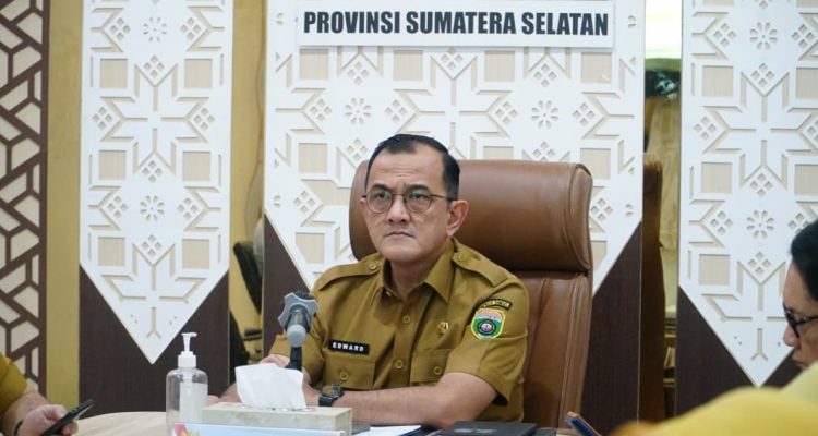 Sekretaris Daerah Provinsi Sumatera Selatan H. Edward Candra saat mengikuti Rakor Pengendalian Inflasi 2026 secara daring dari Command Center Pemprov Sumsel. Sekretaris Daerah Provinsi Sumatera Selatan H. Edward Candra saat mengikuti Rakor Pengendalian Inflasi 2026 secara daring dari Command Center Pemprov Sumsel.