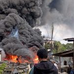 Kepulan asap hitam pekat membumbung tinggi akibat kebakaran ratusan ban bekas di Jalan Prof. Dr. Soepomo, Kemuning, Palembang. Kepulan asap hitam pekat membumbung tinggi akibat kebakaran ratusan ban bekas di Jalan Prof. Dr. Soepomo, Kemuning, Palembang.