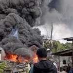 Kepulan asap hitam pekat membumbung tinggi akibat kebakaran ratusan ban bekas di Jalan Prof. Dr. Soepomo, Kemuning, Palembang. Kepulan asap hitam pekat membumbung tinggi akibat kebakaran ratusan ban bekas di Jalan Prof. Dr. Soepomo, Kemuning, Palembang.