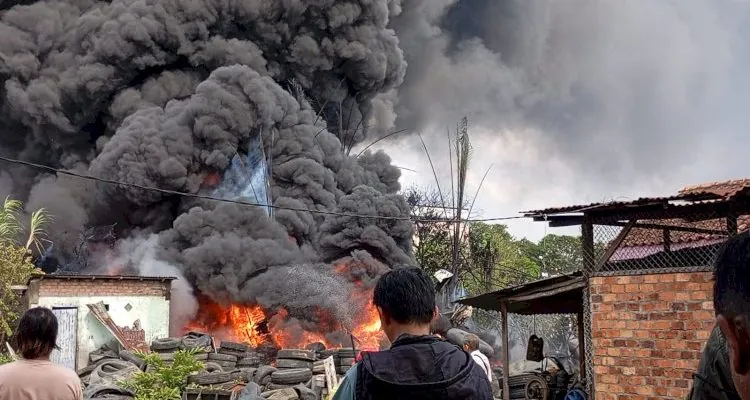Kepulan asap hitam pekat membumbung tinggi akibat kebakaran ratusan ban bekas di Jalan Prof. Dr. Soepomo, Kemuning, Palembang. Kepulan asap hitam pekat membumbung tinggi akibat kebakaran ratusan ban bekas di Jalan Prof. Dr. Soepomo, Kemuning, Palembang.