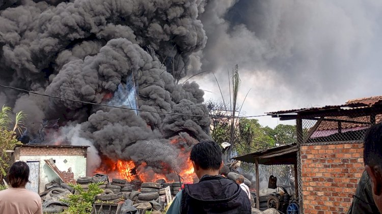 Kepulan asap hitam pekat membumbung tinggi akibat kebakaran ratusan ban bekas di Jalan Prof. Dr. Soepomo, Kemuning, Palembang.