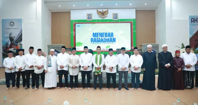 Ketua DPRD Sumsel Andie Dinialdie bersama Ustadz Abdul Somad dan jajaran direksi PT Semen Baturaja dalam acara Menebar Berkah Ramadhan. Ketua DPRD Sumsel Andie Dinialdie bersama Ustadz Abdul Somad dan jajaran direksi PT Semen Baturaja dalam acara Menebar Berkah Ramadhan.