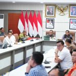 Sekda Sumsel Edward Candra memimpin rapat bersama berbagai instansi terkait di Ruang Bina Praja Rapat Koordinasi Percepatan Flyover Muara Enim