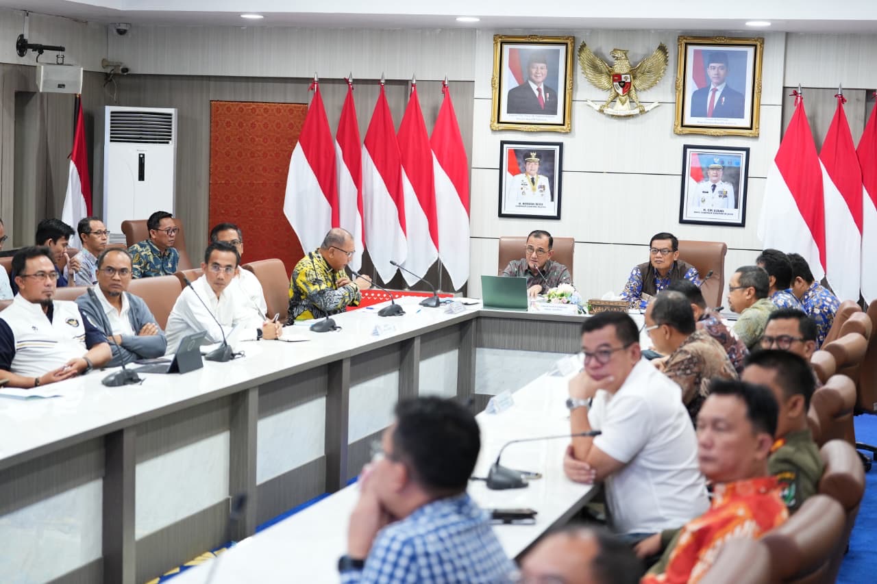Sekda Sumsel Edward Candra memimpin rapat bersama berbagai instansi terkait di Ruang Bina Praja Rapat Koordinasi Percepatan Flyover Muara Enim