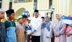 Suasana hangat Bupati Muba saat memberikan hadiah kepada anak-anak pemenang lomba hafalan surat pendek di Masjid Abdul Kadim.