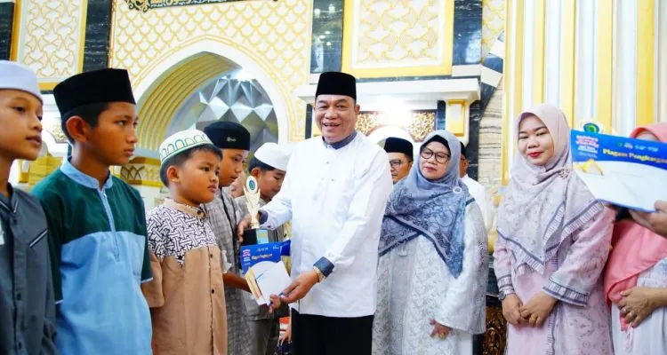 Suasana hangat Bupati Muba saat memberikan hadiah kepada anak-anak pemenang lomba hafalan surat pendek di Masjid Abdul Kadim.