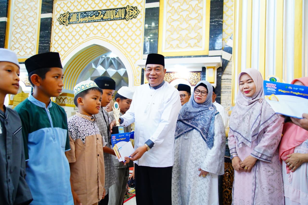 Suasana hangat Bupati Muba saat memberikan hadiah kepada anak-anak pemenang lomba hafalan surat pendek di Masjid Abdul Kadim. Suasana hangat Bupati Muba saat memberikan hadiah kepada anak-anak pemenang lomba hafalan surat pendek di Masjid Abdul Kadim.