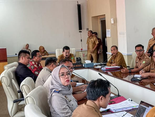 pemkab_muba_bahas_pkkpr_perkebunan_sawit_dorong_in Pj Sekda Muba Syafaruddin saat memimpin Rapat Koordinasi Forum Penataan Ruang di Ruang Randik.