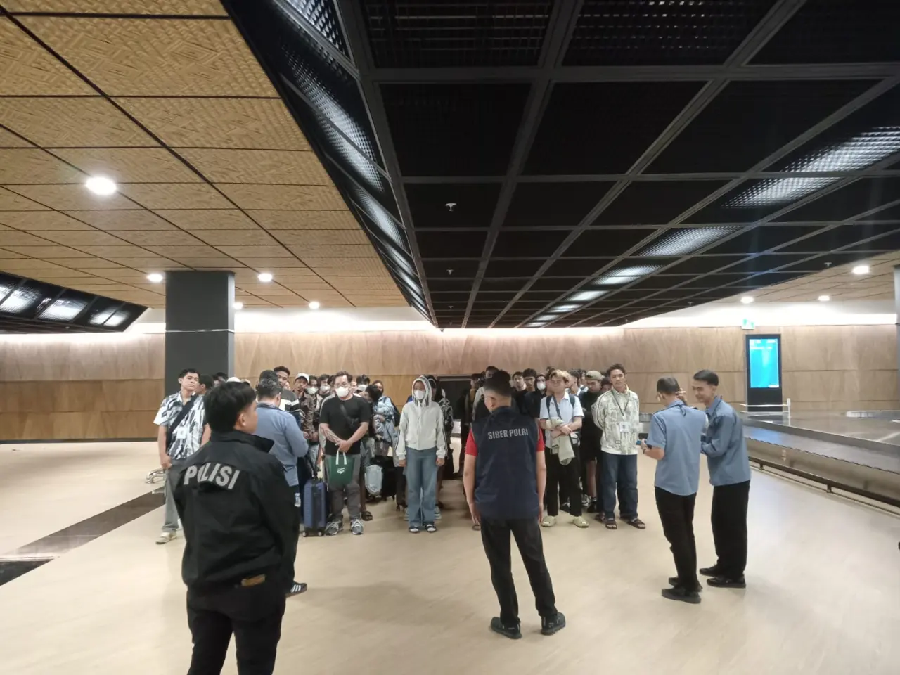 Pemulangan 14 warga Palembang korban TPPO Kamboja dikawal Polda Sumsel di Bandara SMB II.