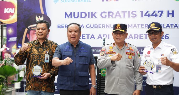 Wakil Gubernur Sumsel H. Cik Ujang melepas keberangkatan pemudik program Mudik Gratis Lebaran 2026 di Stasiun Kertapati Palembang.