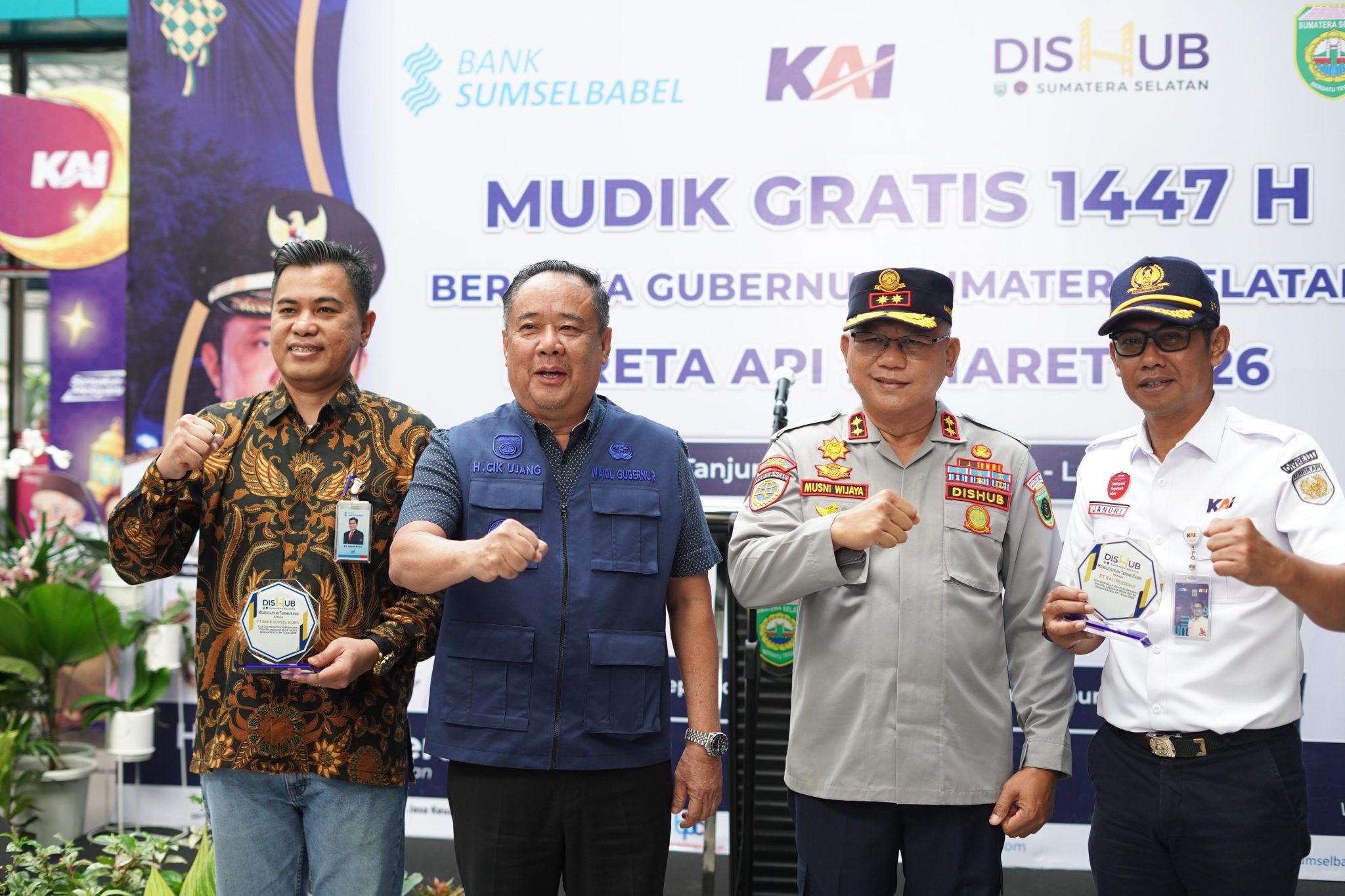 Wakil Gubernur Sumsel H. Cik Ujang melepas keberangkatan pemudik program Mudik Gratis Lebaran 2026 di Stasiun Kertapati Palembang. Wakil Gubernur Sumsel H. Cik Ujang melepas keberangkatan pemudik program Mudik Gratis Lebaran 2026 di Stasiun Kertapati Palembang.