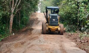 Alat berat Dinas PUPR Muba sedang melakukan perbaikan jalan di ruas Simpang Sari - Ulak Paceh atas instruksi Bupati Toha Tohet.