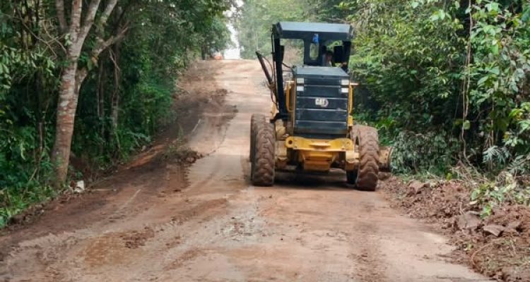 Alat berat Dinas PUPR Muba sedang melakukan perbaikan jalan di ruas Simpang Sari - Ulak Paceh atas instruksi Bupati Toha Tohet.
