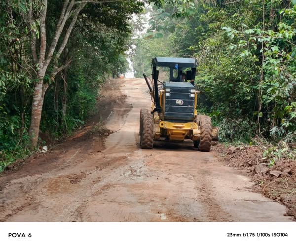 Alat berat Dinas PUPR Muba sedang melakukan perbaikan jalan di ruas Simpang Sari - Ulak Paceh atas instruksi Bupati Toha Tohet. Alat berat Dinas PUPR Muba sedang melakukan perbaikan jalan di ruas Simpang Sari - Ulak Paceh atas instruksi Bupati Toha Tohet.