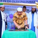 Gubernur Sumsel Herman Deru menandatangani prasasti saat Soft Launching Pusat Oleh-Oleh Palembang di kawasan Wisata Religi Masjid Kiai Marogan. Gubernur Sumsel Herman Deru menandatangani prasasti saat Soft Launching Pusat Oleh-Oleh Palembang di kawasan Wisata Religi Masjid Kiai Marogan.