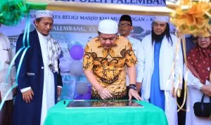 Gubernur Sumsel Herman Deru menandatangani prasasti saat Soft Launching Pusat Oleh-Oleh Palembang di kawasan Wisata Religi Masjid Kiai Marogan.
