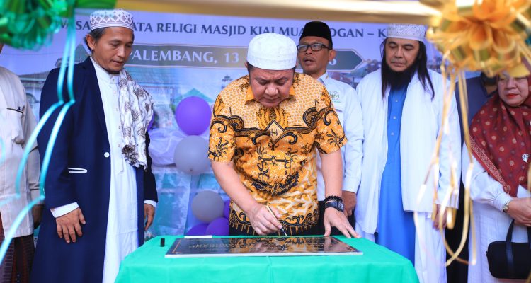 Gubernur Sumsel Herman Deru menandatangani prasasti saat Soft Launching Pusat Oleh-Oleh Palembang di kawasan Wisata Religi Masjid Kiai Marogan. Gubernur Sumsel Herman Deru menandatangani prasasti saat Soft Launching Pusat Oleh-Oleh Palembang di kawasan Wisata Religi Masjid Kiai Marogan.